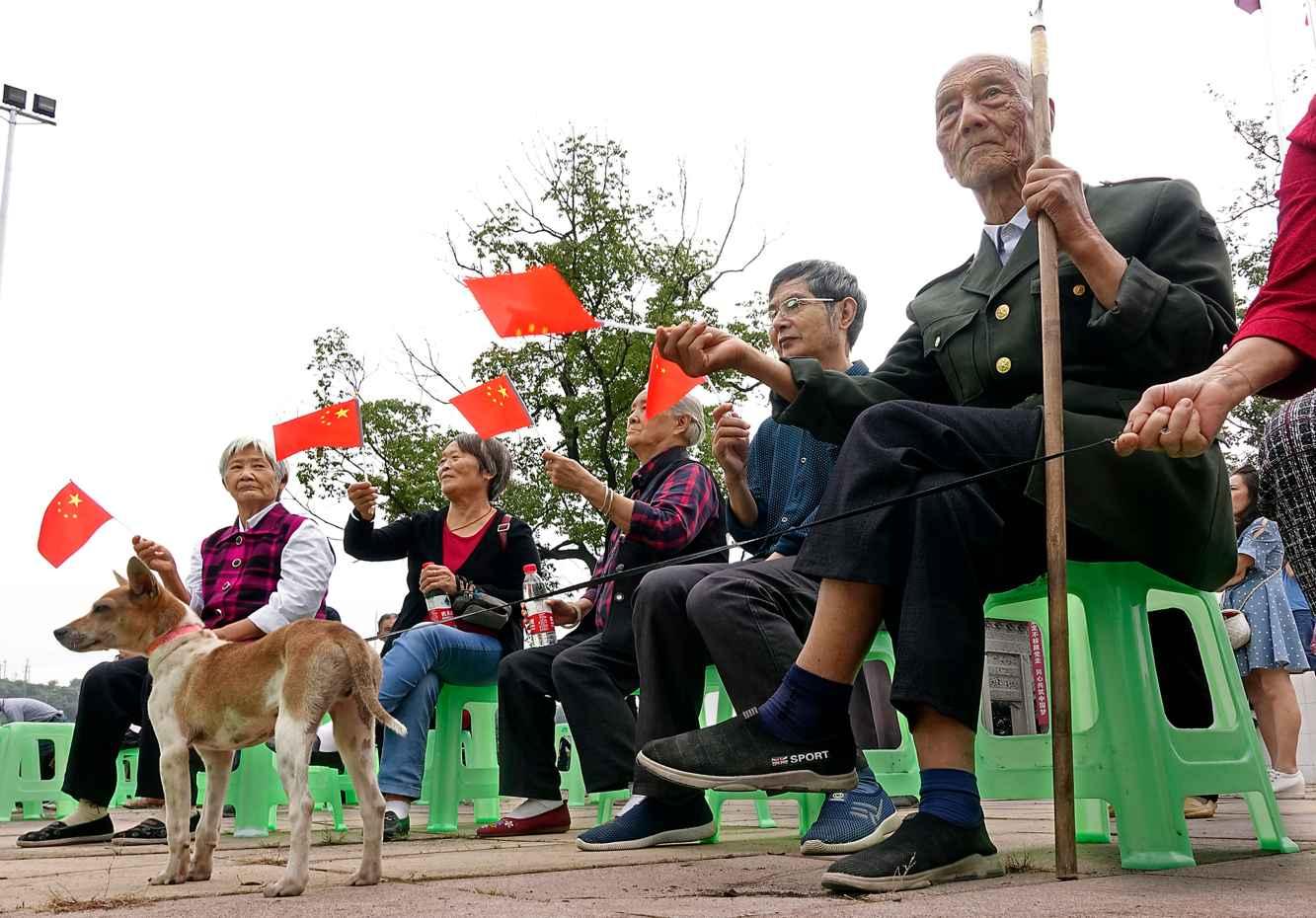 远亲不如近邻!男童独自在家引发火灾邻居撬门救人